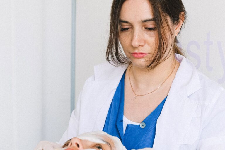 Unreine Haut im Erwachsenenalter: Ursachen und was eine professionelle Ausreinigung bringt